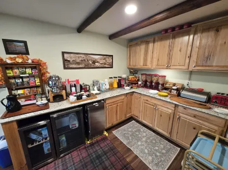 Foot of the Mountain Motel