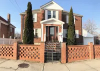 Two Story Cozy Massachusetts Home. Hotels in Mattapan