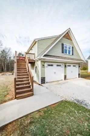 The Treehouse Private Apt 15 min to Lynchburg Отели в г. Appomattox County