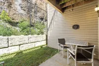 Rustic Retreat Your Own Private Retreat in the Heart of Branson! Hotels near Hollywood Wax Museum