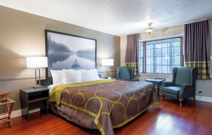 Super 8 by Wyndham Gananoque        Country Squire Resort