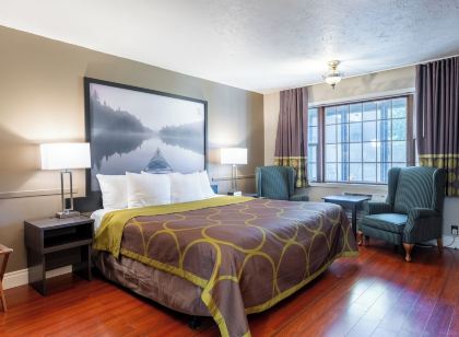 Super 8 by Wyndham Gananoque        Country Squire Resort