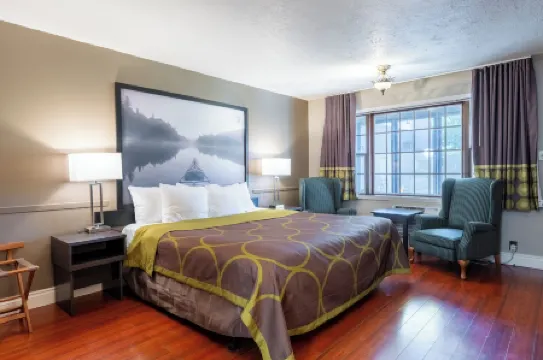 Super 8 by Wyndham Gananoque        Country Squire Resort