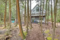 Lakefront Poconos Cabin w/ Deck & Game Room - Homestays