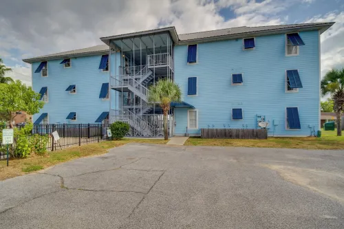 Cloud 9 on the Gulf, 1 Mi to Beach Pet Friendly -  Ferienwohnungen