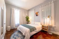 Walk to the Strand and Beach Updated Victorian Gem - spa