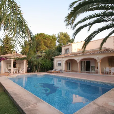 Villa Steps from the Sea