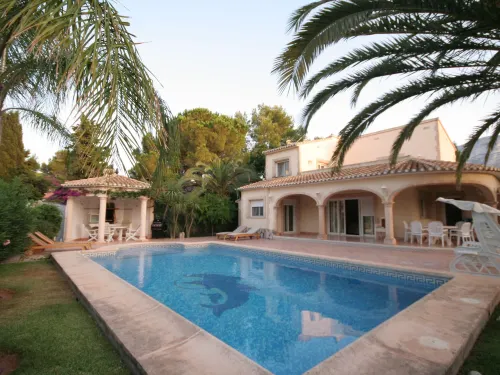 Villa Steps from the Sea