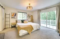 2 Mi to Lake Sammamish State Park! Modern Duplex - parking