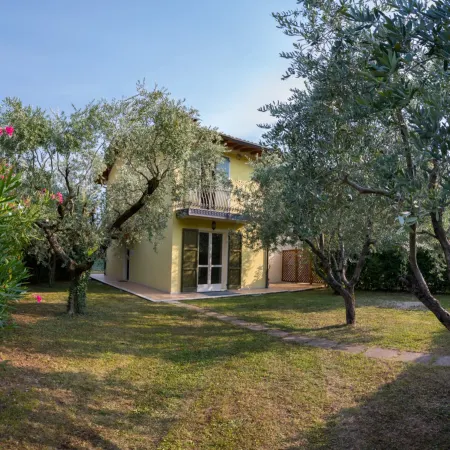 Elegant Lake Garda villa with garden