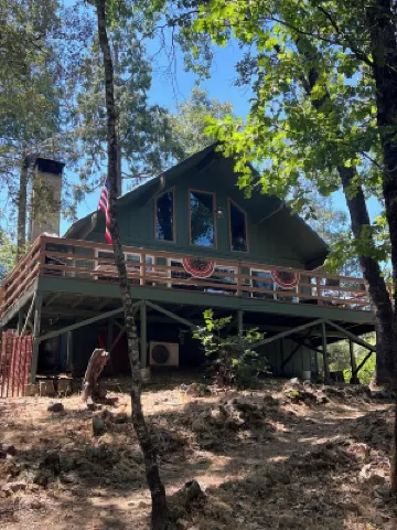 Cozy 3-bedroom cabin in tranquil Wishon at Bass Lake near Yosemite National Park