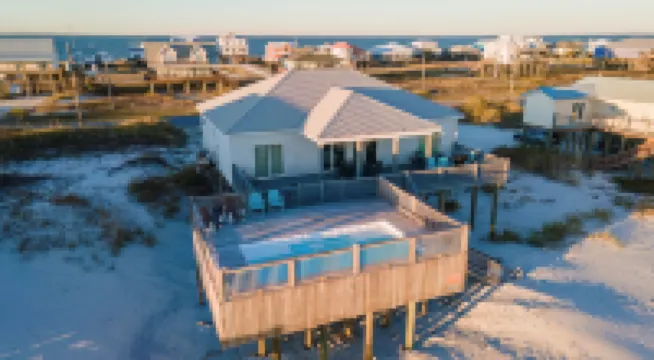 Gulf-Front Pool and Spacious Living - Charming Coastal Retreat 多芬島酒店