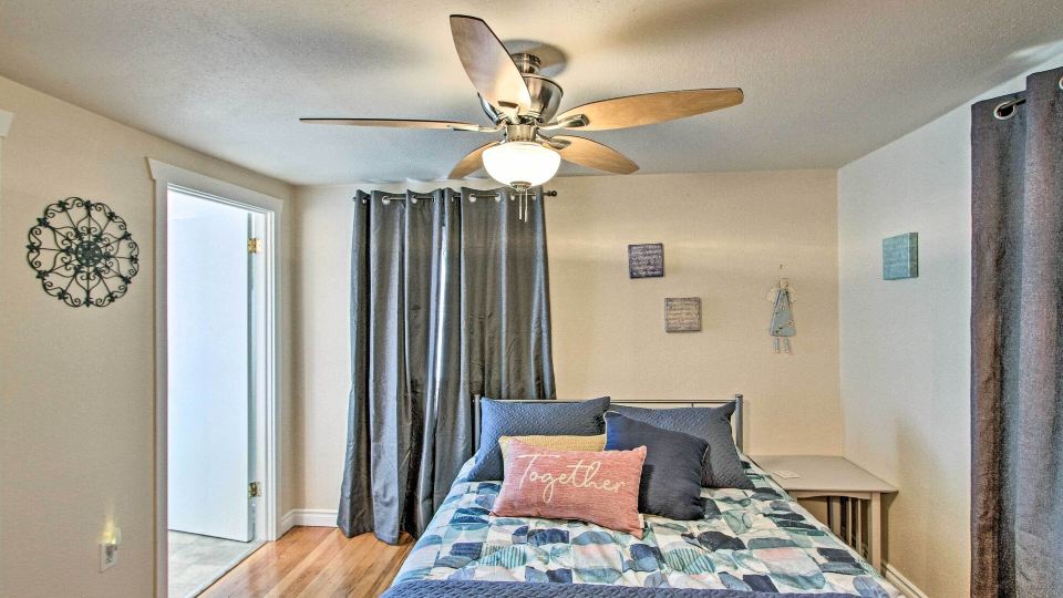 Lovely Tacoma Cottage w/ Fire Pit, Near Dtwn!