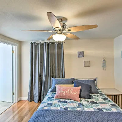 Lovely Tacoma Cottage w/ Fire Pit, Near Dtwn! Отели рядом с достопримечательностью «Арена «Такома-Доум»»