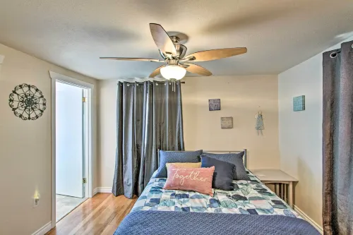 Lovely Tacoma Cottage w/ Fire Pit, Near Dtwn!