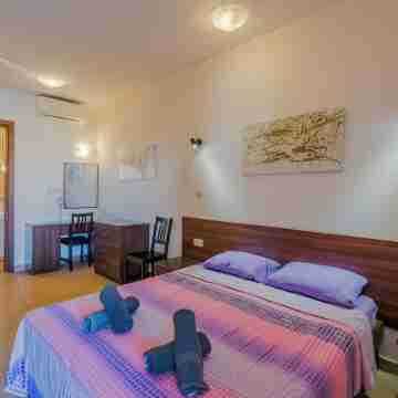 Blue Harbour 2 Bedroom Seafront Apartment with Large Terrace and BBQ in St Pauls Bay Rooms