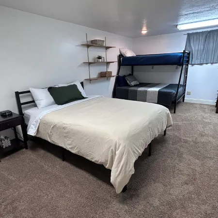 Sunny Days! Room for everyone and Pet-Friendly!