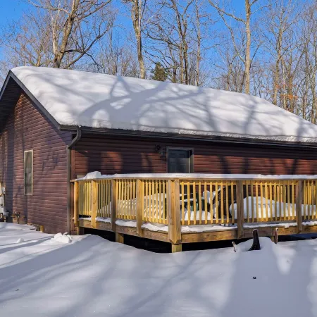 Northwoods Escape: Lakeside Retreat w/ Deck
