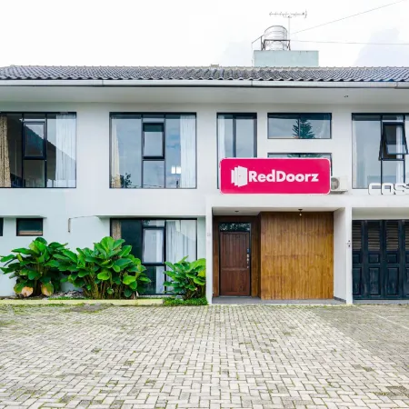 RedDoorz Plus Near Lembang Park & Zoo Отели рядом с достопримечательностью «Плавучий рынок»