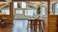 Mins to Hunter Mountain Sleeps 36 Pool, Spa, Games & Bar Cozy Peaks Lodge by Avantstay - 民宿