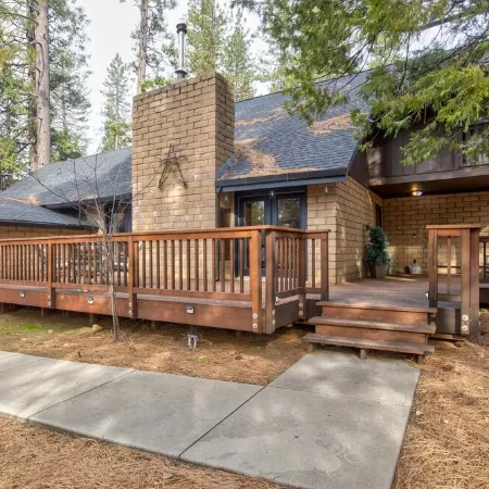 Cozy 4 Bedroom Cabin with Hot Tub in Blue Lake Springs