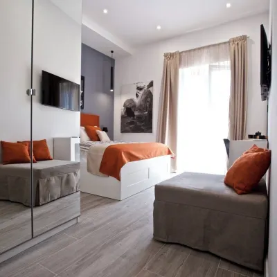 Scugnizzo Apartment Отели рядом с достопримечательностью «Порт Моло-Беверелло»