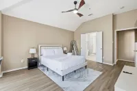 Modern 4B Retreat with Pool in Frisco - 2-Star