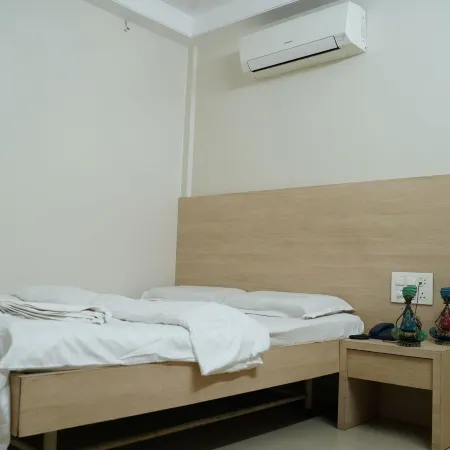 Hotel Aashish Deluxe Lodging, Kolhapur