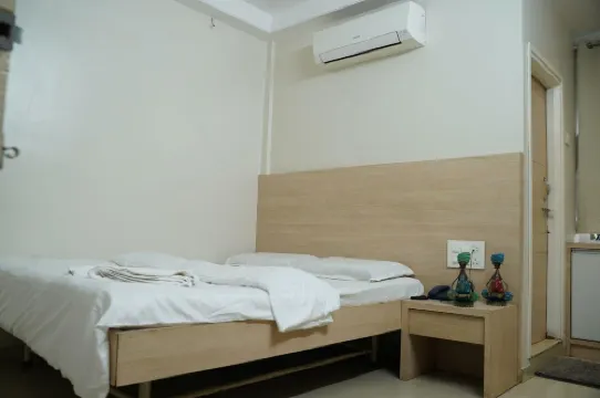 Hotel Aashish Deluxe Lodging, Kolhapur