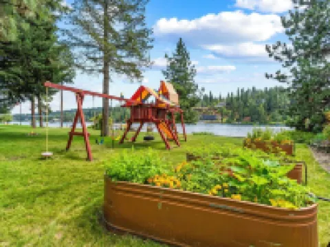 Cdas Finest Secluded Waterfront Estate 7000 Sq ft 5 Forested Acres-Close to Town Hoteles en Post Falls