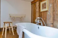 Riverview Holiday Home in Stamford, No Deposit - Hot Tub