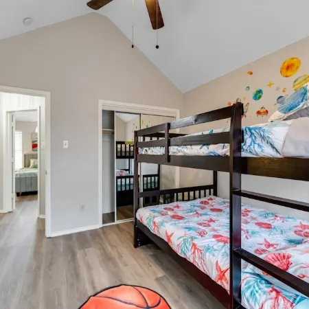 Spacious Newly remodeled 5BA 3BA central location Отели в г. Роулетт