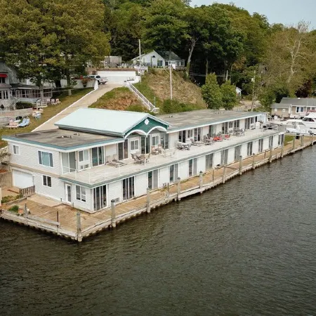 Saugatuck Couples Waterfront Condo. Beach,Hike, Boat, Kayak, Outdoor Heated Pool