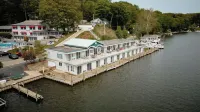Saugatuck Couples Waterfront Condo. Beach,Hike, Boat, Kayak, Outdoor Heated Pool