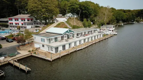 Saugatuck Couples Waterfront Condo. Beach,Hike, Boat, Kayak, Outdoor Heated Pool