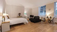 Bank Serviced Apartments by LovelyStay Các khách sạn gần Nhà hàng Sky Garden