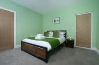 4 Bedroom Waterhead Range Cottage by LetMeStay - พร้อมระเบียง