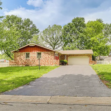 Fenced Yard & Patio! Shawnee Getaway 2 Mi to Dtwn