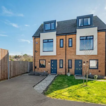 Perfect Booking 4 Bed Home in Swindon