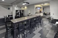 Super 8 by Wyndham Kansas City - parking