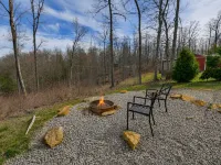 Plum Crazy: Frenchburg Cabin on 1 Acre メニフィーのホテル