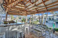 Waterfront With Pool Spa Tiki Bar and 1 Mile to Beach - Jacuzzi