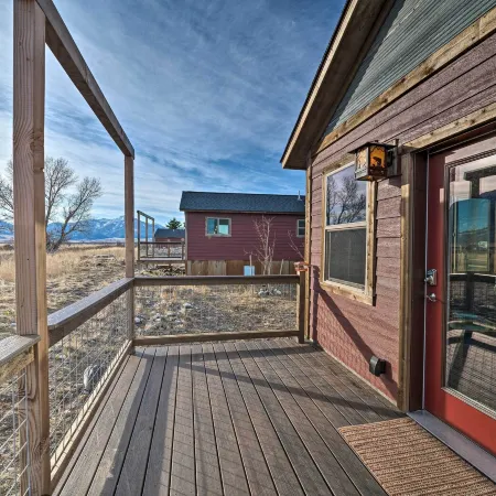 Romantic Gem w/ Mtn Views! Day Trip to Yellowstone