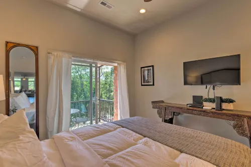 Modern Main St Apt in Downtown Waynesville! - parking