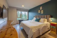 Peninsula Petit