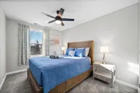 Main Street Manor - Spacious Home Near Dining - balcony