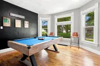 The White House - Close to campus + downtown - lots of room for everyone - บังกะโล