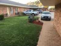 Golden Chain Aalana Motor Inn - parking