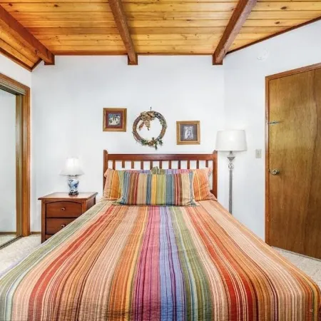Lodge-style Chalet w/ Hot Tub Near Alyeska