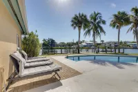 Waterfront Oasis! Heated Pool, 2 Docks & Boat Lift - Swimmingpools